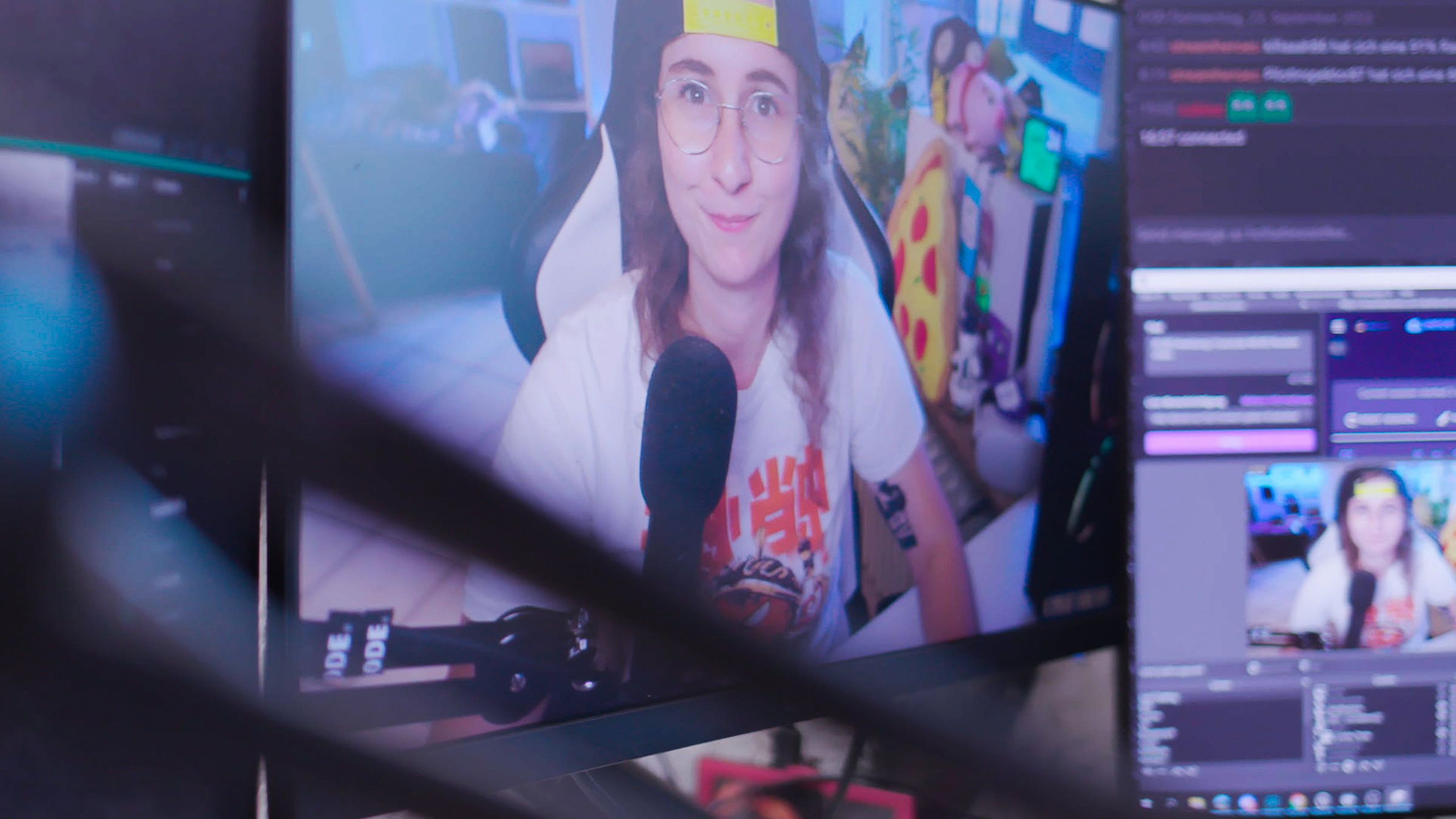 "makro: Spieler, Zocker, Influencer – So tickt die deutsche Gaming-Branche": Monitor mit Gaming-Influencerin "Holla die Waldfee".