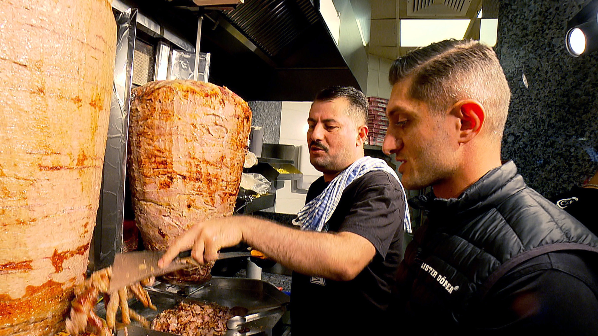 "Die Nordreportage: Die Döner-Brüder": Die Döner-Brüder gehen mit dem Trend und bieten neben Kalb-, Huhn- und Lamm-Fleisch auch vegetarische Alternativen an.