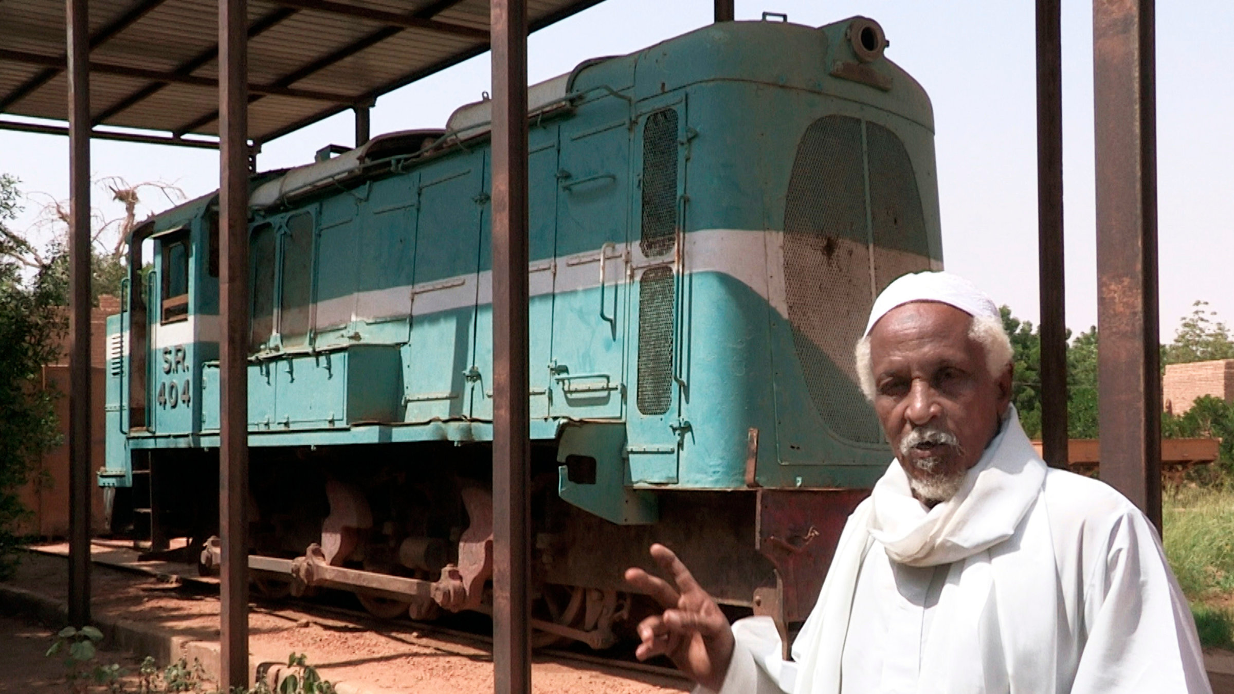 "Vom Blauen Nil ans Rote Meer": Der Chef des Eisenbahnmuseums vor einer Rangierlokomotive von 1951, die im Hafen von Port Sudan im Einsatz war.