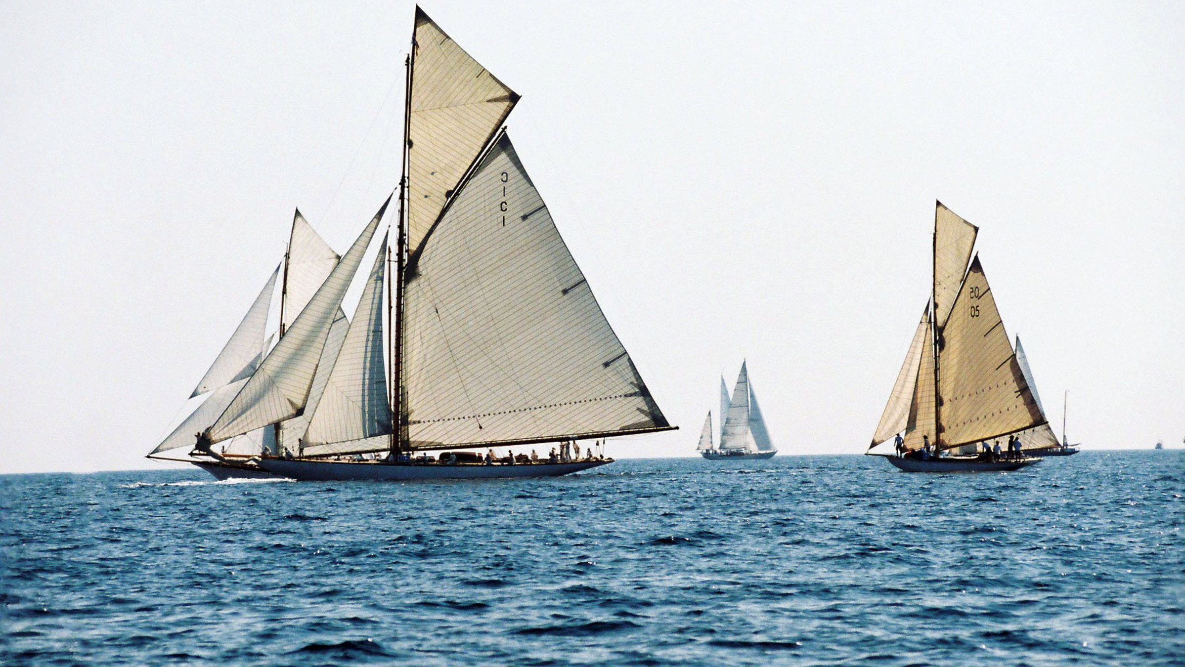 "Ligurien - Leben zwischen Himmel und Meer": Regatta vor Imperia.