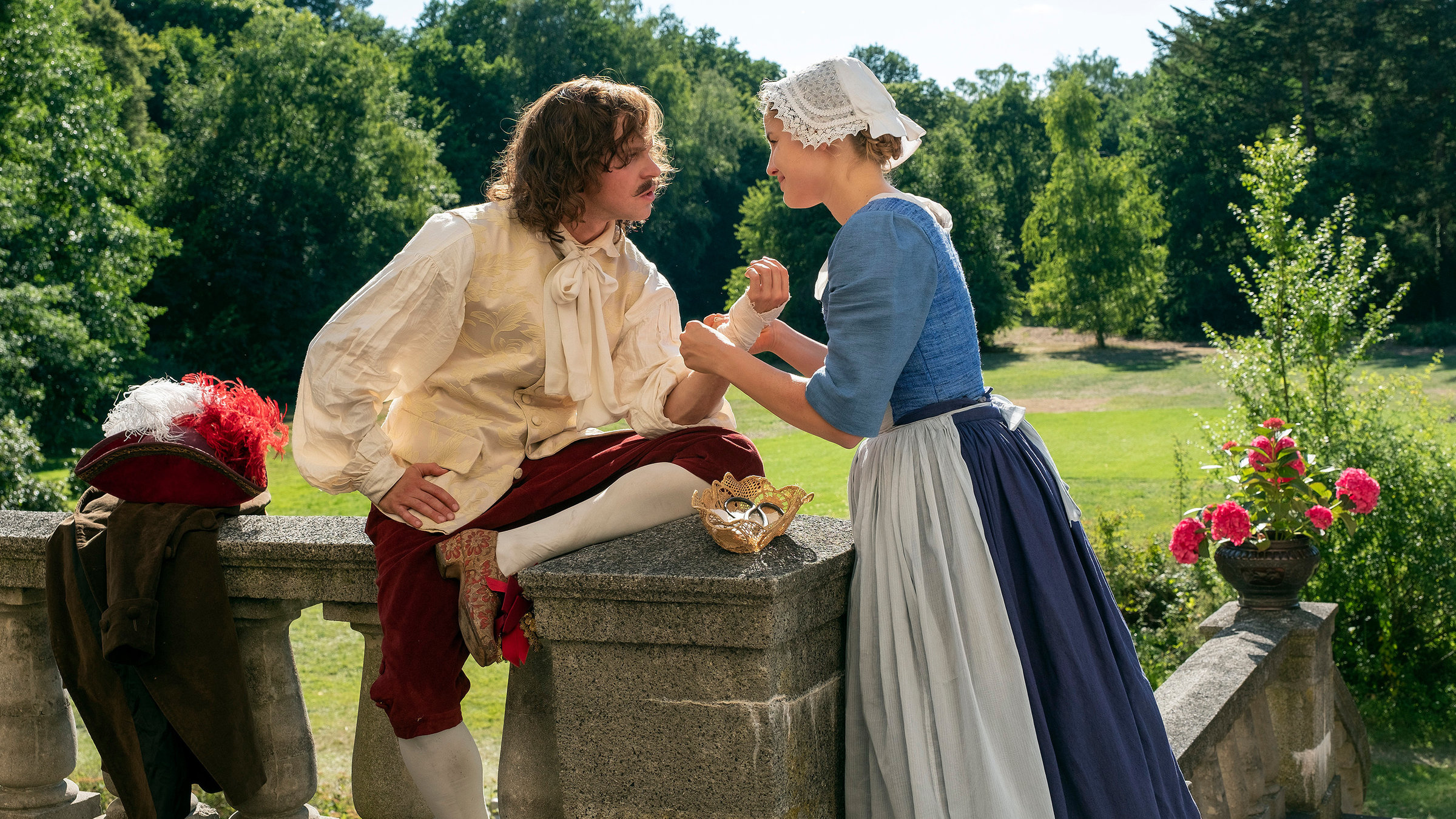 "Die Galoschen des Glücks": Kammerzofe Lisbeth (Luise von Finckh) verbindet Prinz Ludwigs (Jonas Lauenstein) verletzte Hand.