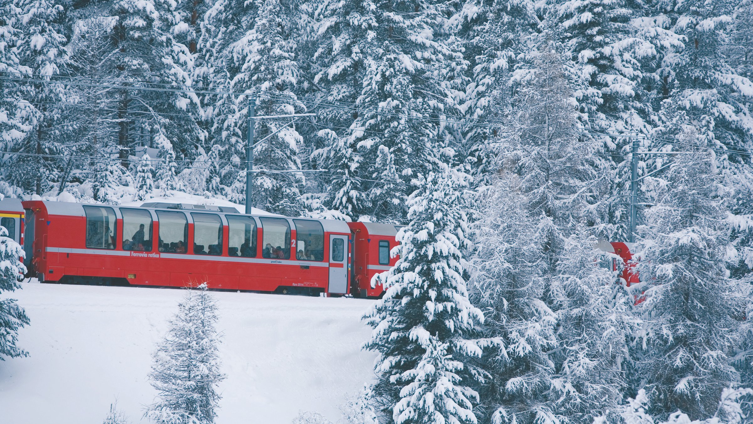 "Traumroute durch die Alpen, der Bernina-Express" - Der rote Bernina-Express in Winterlandschaft