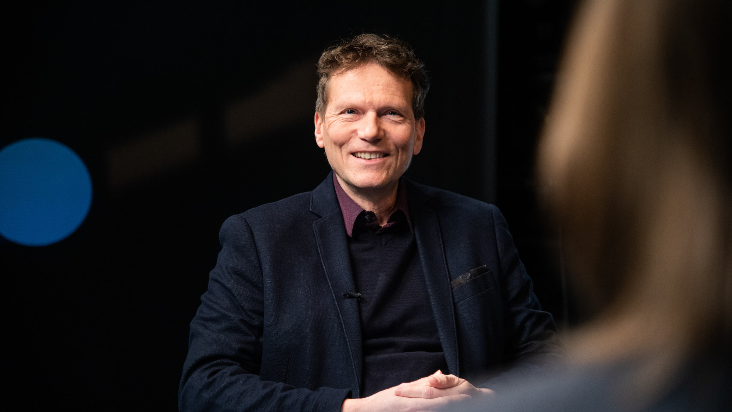 "Precht: Allmacht und Ohnmacht: unser digitales Lebensgefühl": Hartmut Rosa sitzt im Studio.