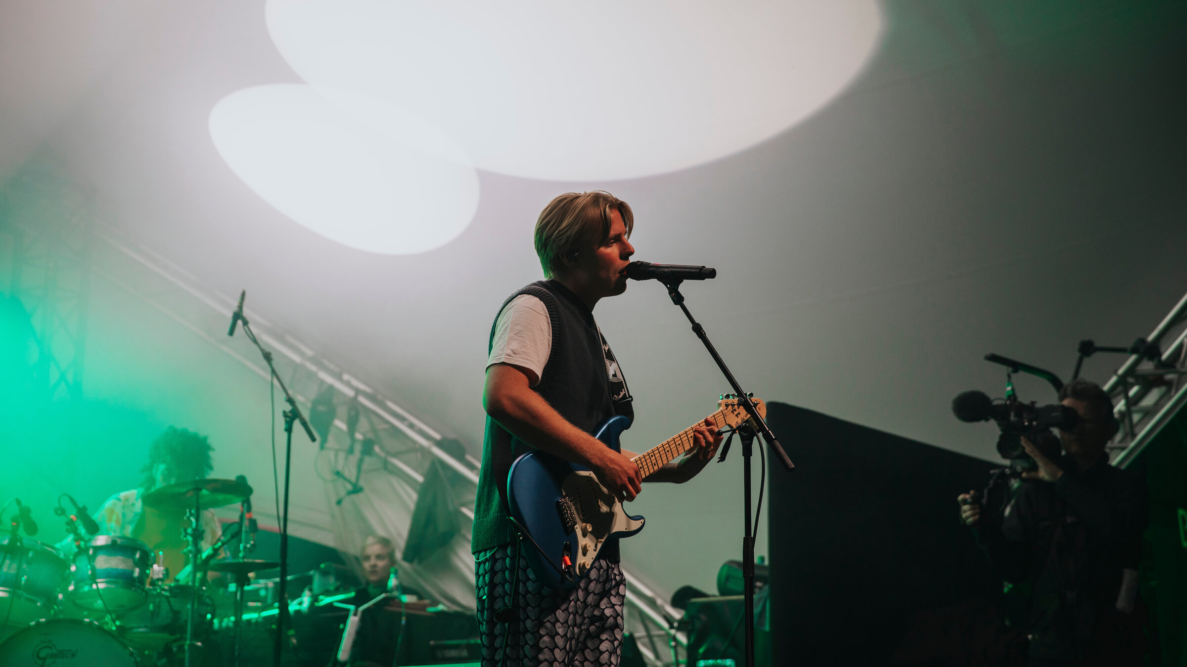 "PULS Open Air 2023 mit Edwin Rosen, PANTHA, Dilla und Ennio": Ennio auf der Bühne während des PULS Open Air Festivals 2023 auf Schloss Kaltenberg.