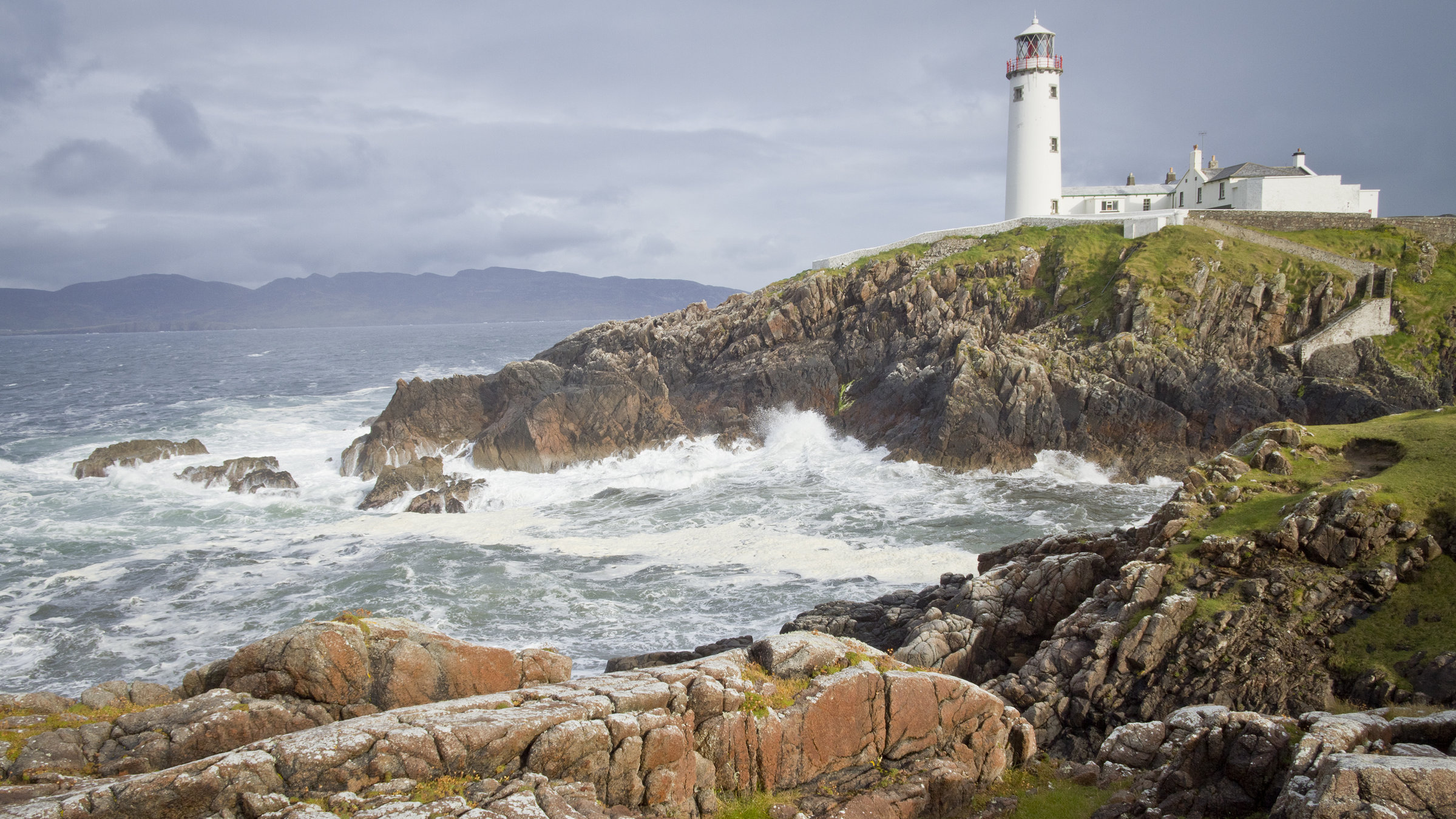 "Irlands Küsten - Der stürmische Nordwesten": Der Leuchtturm von Fanad Head auf einer Klippe in der Grafschaft Donegal.