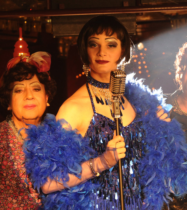 "SOKO Stuttgart - La vie en rose": Ernst Fengler (Gerd Wameling) alias Kiki, Victor Millet (Johannes Franke) alias Victoria Divine und Laurent Leclerc (Bernd Stegemann) alias ZarahLola stehen in ihren Bühnenoutfits nebeneinander auf der Bühne des Varietés.