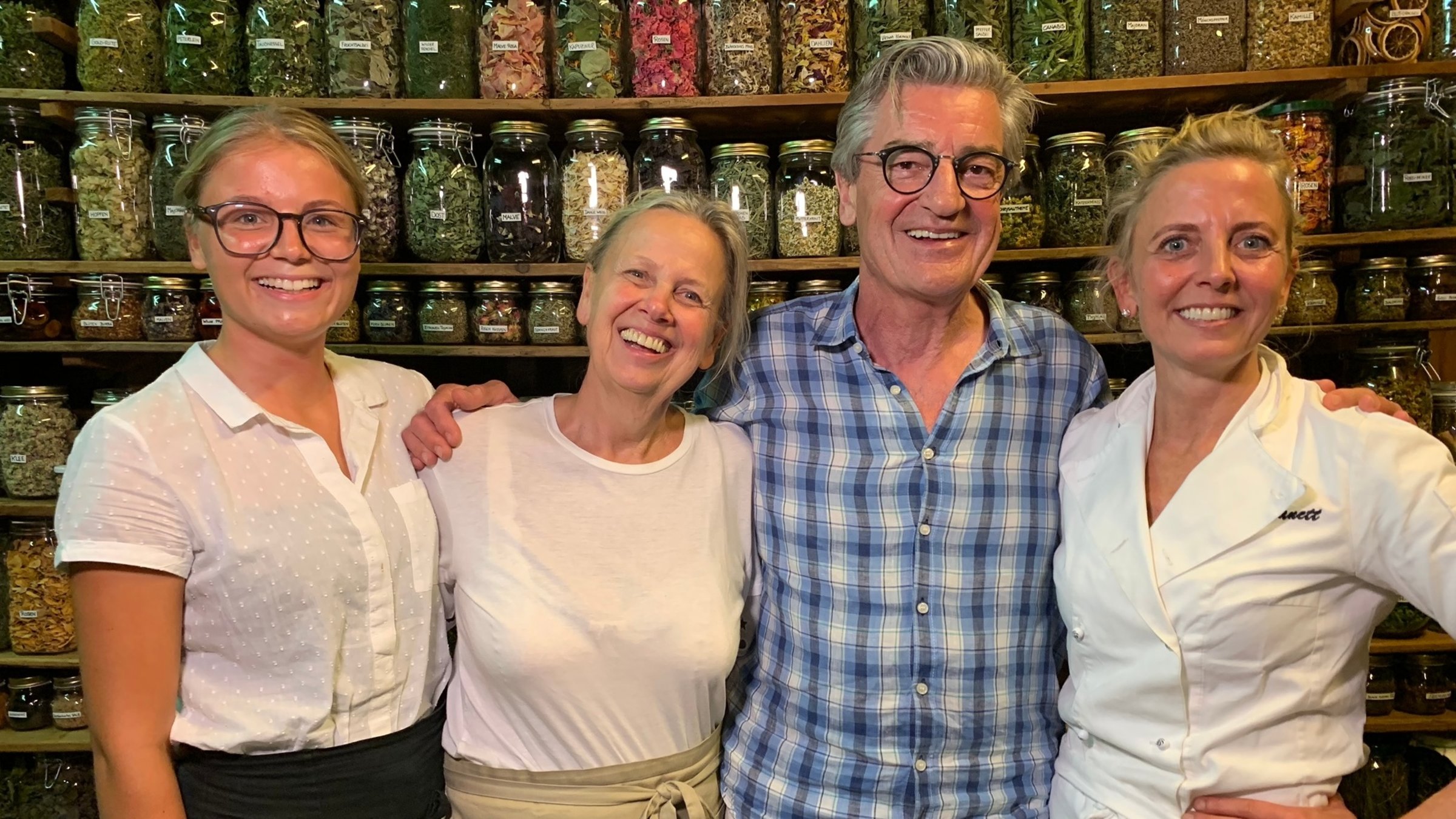 ""Gernstl unterwegs in den Süden - Vom Brenner zum Kalterer See": Köchin Janett Platino (rechts) mit Franz X. Gernstl und ihrer Mutter und Tochter in ihrer Vorratskammer