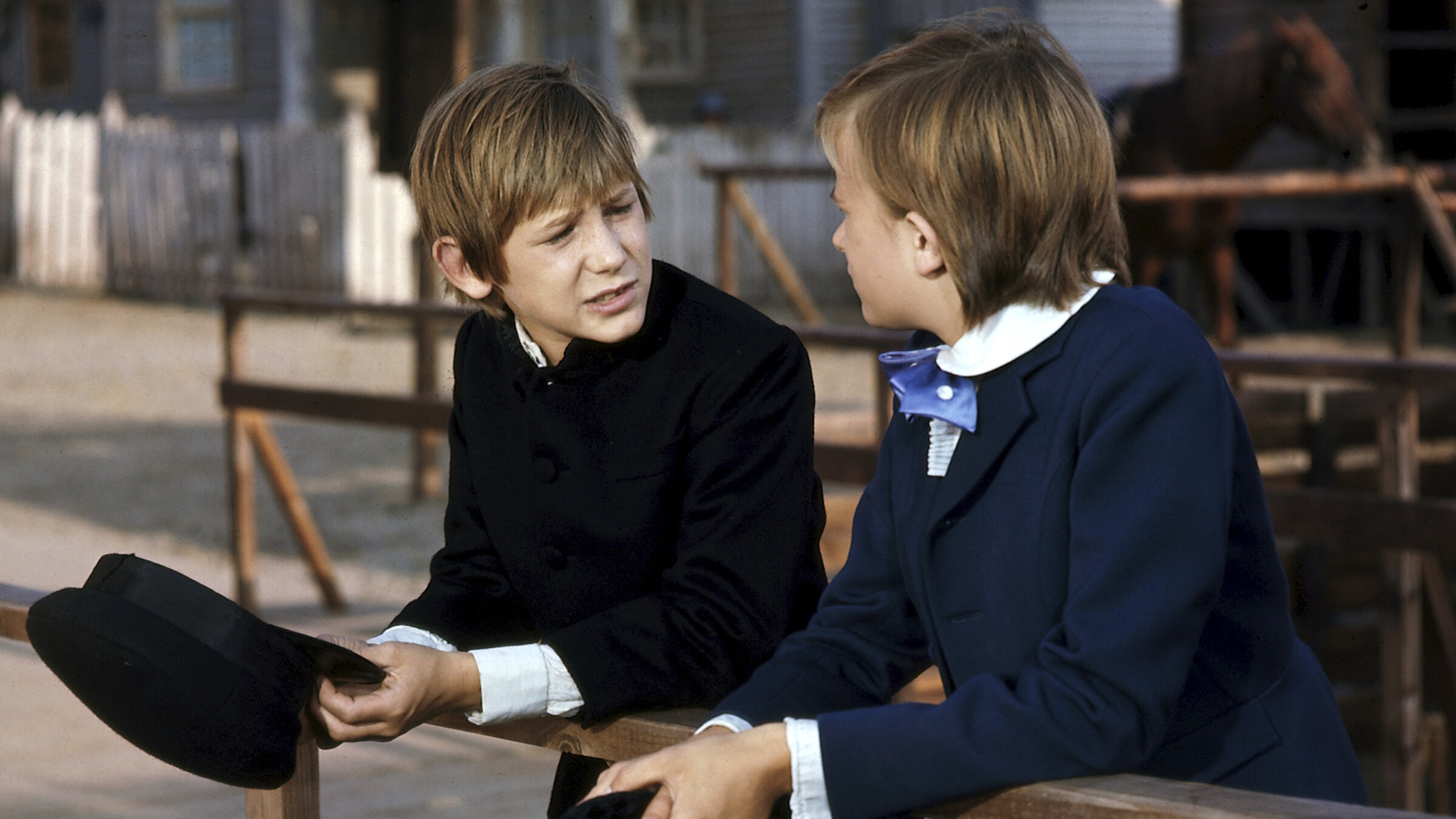 "Tom Sawyers und Huckleberry Finns Abenteuer - 4. Teil": Tom (Roland Demongeot) und sein Freund Huck (Marc di Napoli) stehen in feiner Kleidung nebeneinander und unterhalten sich.