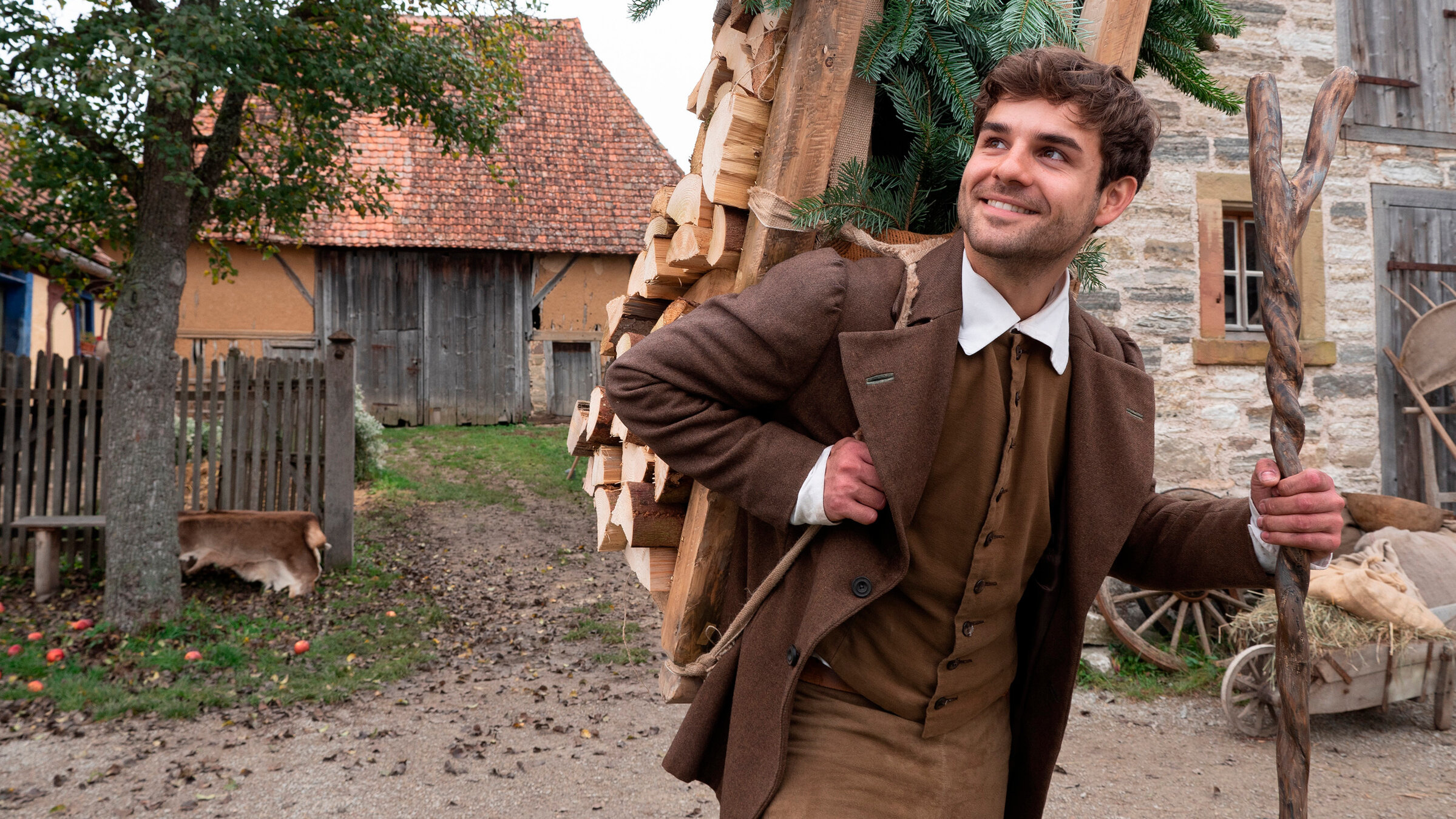 "Der starke Hans": Hans (Lucas Reiber) trägt Holz.