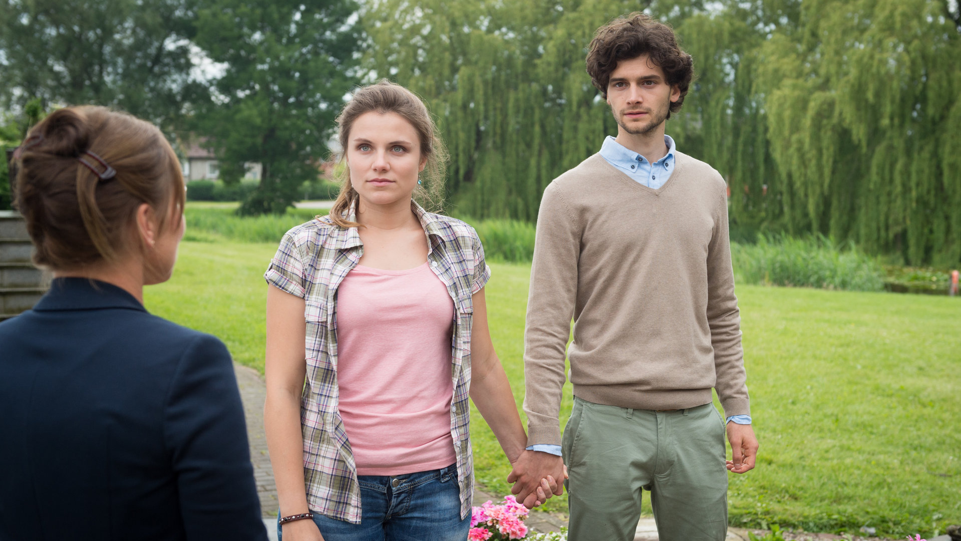 „SOKO Wismar – Strawberry Fields“: Katrin Börensen (Claudia Schmutzler) steht dem jungen Geschwisterpaar Vanessa (Henriette Hölzel) und Tim Roeder (Aaron Karl) gegenüber. Die beiden halten die Hand des anderen und blicken unsicher zur Kommissarin.