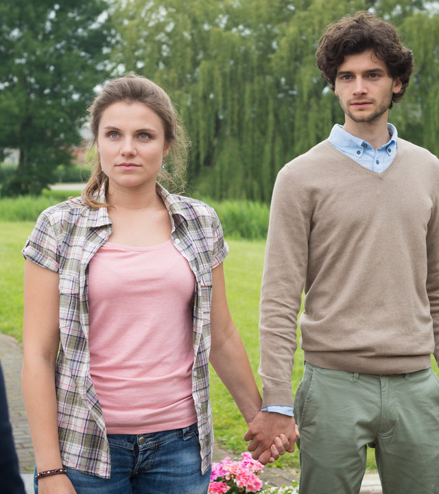 „SOKO Wismar – Strawberry Fields“: Katrin Börensen (Claudia Schmutzler) steht dem jungen Geschwisterpaar Vanessa (Henriette Hölzel) und Tim Roeder (Aaron Karl) gegenüber. Die beiden halten die Hand des anderen und blicken unsicher zur Kommissarin.