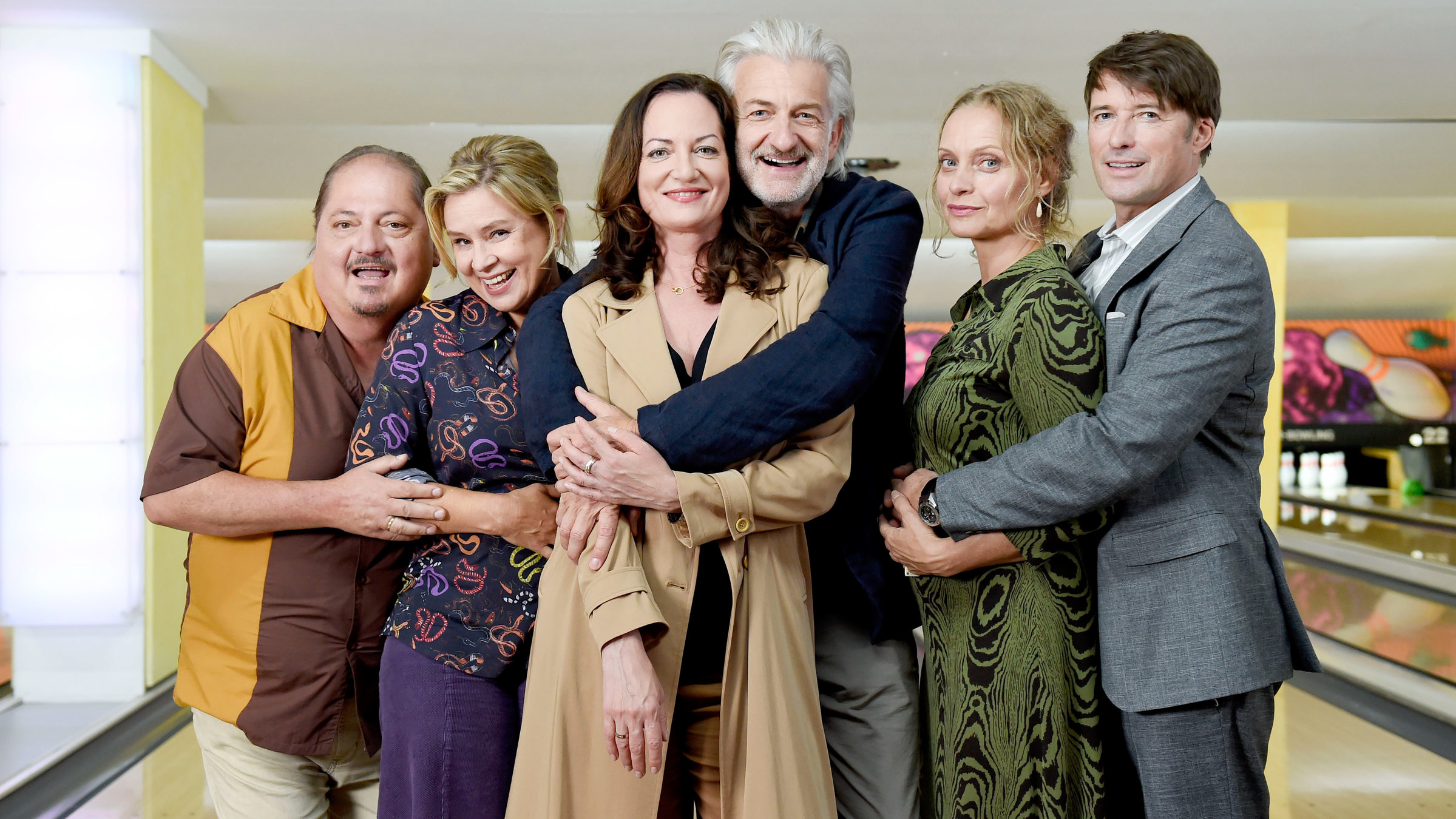 "Um die 50": Carlo (Jürgen Tarrach), Carola (Susanne Schäfer), Tina (Natalia Wörner), Frank (Dominic Raacke), Sabrina (Catherine Flemming) und Olaf (Bruno Eyron) stehen paarweise vor einer Bowlingbahn.