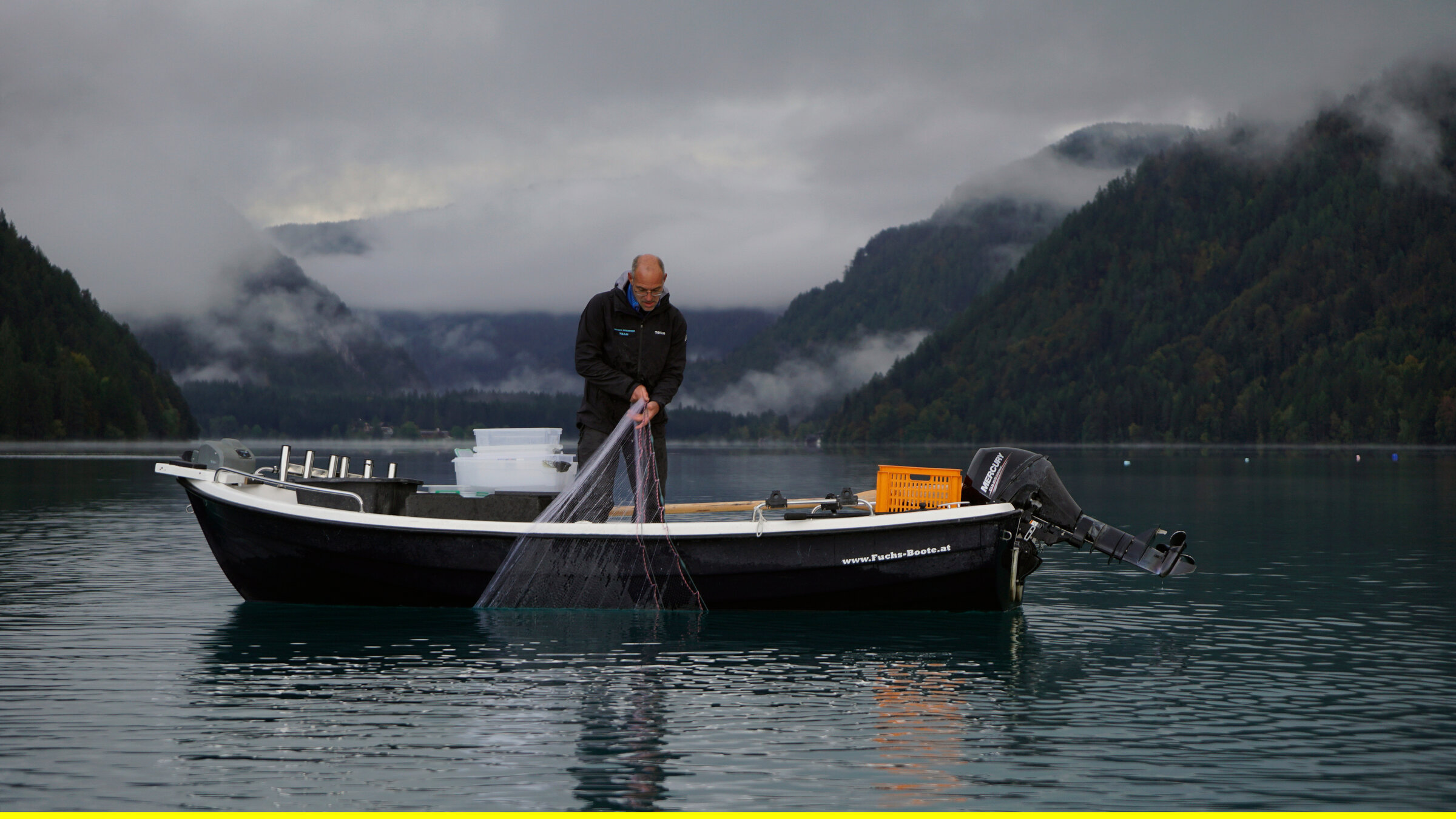 "Faszination Österreich (2/4) - Kärnten": Fischökologe Martin Müller frühmorgens auf dem Weissensee.