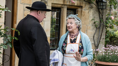 Father Brown - Zehnteilige Britische Krimiserie - Die Bienenkönigin