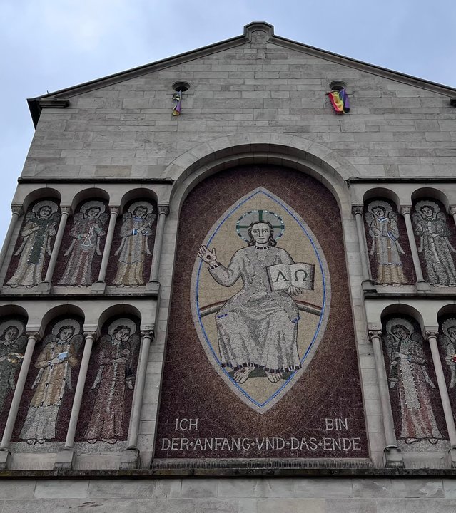 "Katholischer Gottesdienst - Ihre Flügel bringen Heilung": Blick von außen auf die Kirche Sankt Bernhard in Baden-Baden.