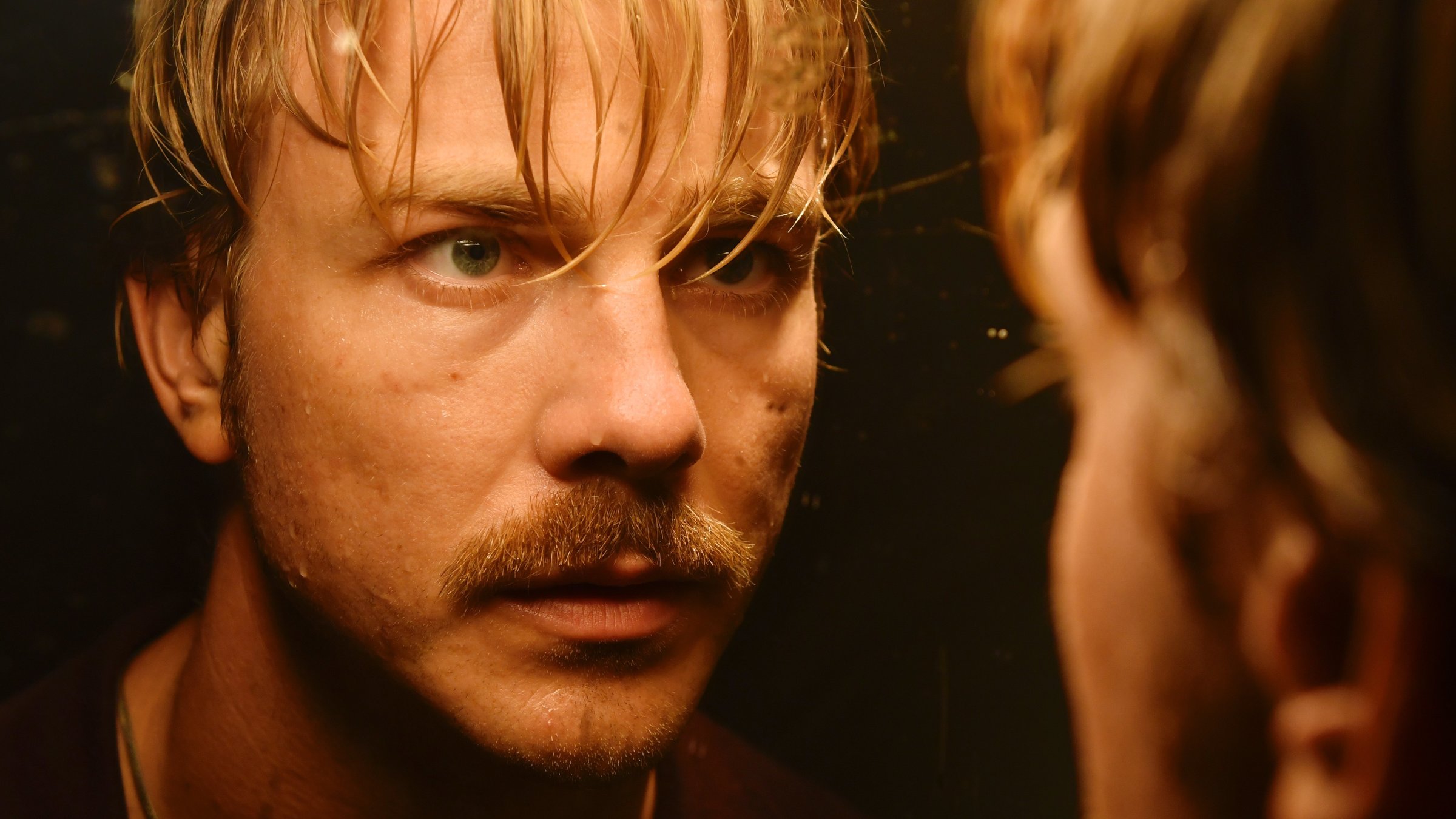 "Der Polizist und das Mädchen": Martin Manz (Albrecht Schuch) betrachtet im Spiegel sein Gesicht.