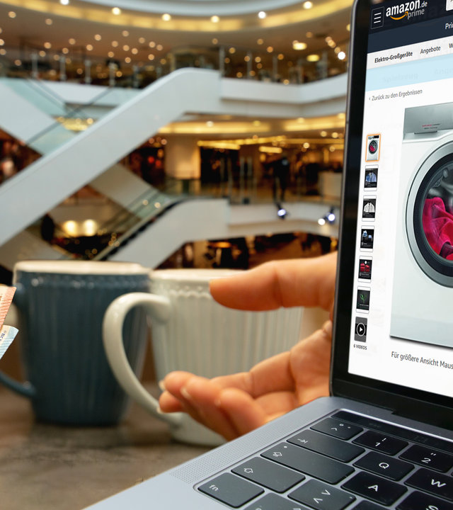 "ZDFzeit: Amazon gegen Einzelhandel - Billiger, bequemer - besser?": Laptop mit Amazon-Seite auf dem Screen, die eine Waschmaschine zum Verkauf zeigt, im Vordergrund. Dahinter ein Ladentisch, auf dem zwei Tassen stehen. Eine Hand ist dabei, drei Euroscheine (5, 10, 20 Euro) einer anderen Hand zu reichen. Im Hintergrund mehrstöckige Ladenreihen in einer beleuchteten Mall mit weißen Rolltreppen.