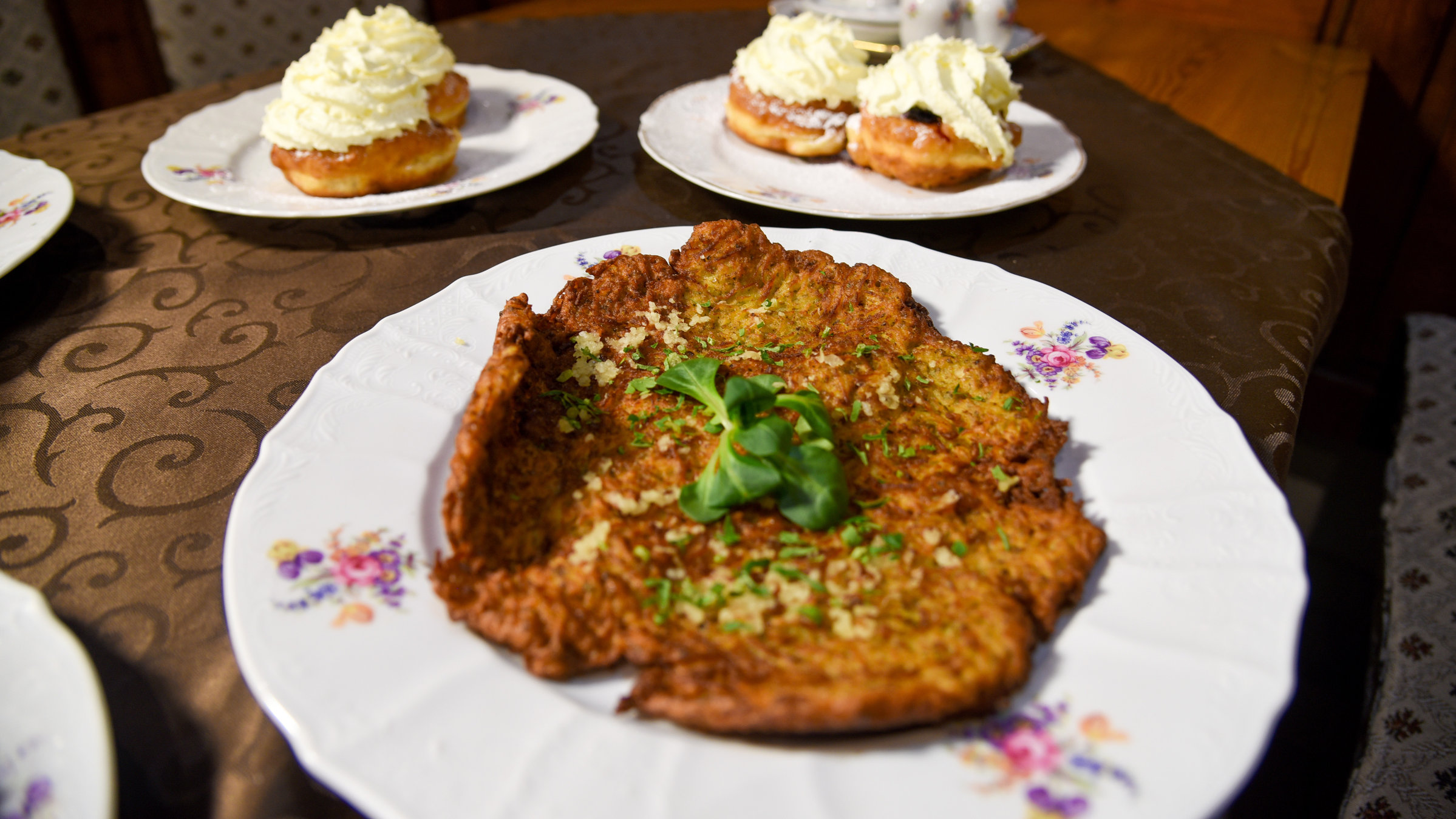 "Böhmische Küche - Was zum Bier schmeckt": Die traditionellen Kartoffelpuffer mit Knoblauch aus dem Gasthaus "Zur böhmischen Kuchl".