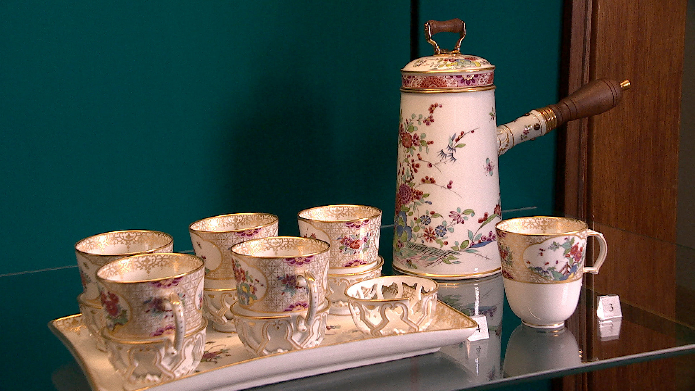 "Das süße Geheimnis von Dresden": Ein Schokoladenservice im Museum der Staatlichen Porzellanmanufaktur Meißen. Im 18. Jahrhundert genoss der Adel die sündhaft teure Trinkschokolade aus solchen speziellen Zittertassen. Der hoch gezogene Einstellring der Untertasse sollte ein Umkippen der Tasse und das Verschütten des Morgentrunks verhindern.