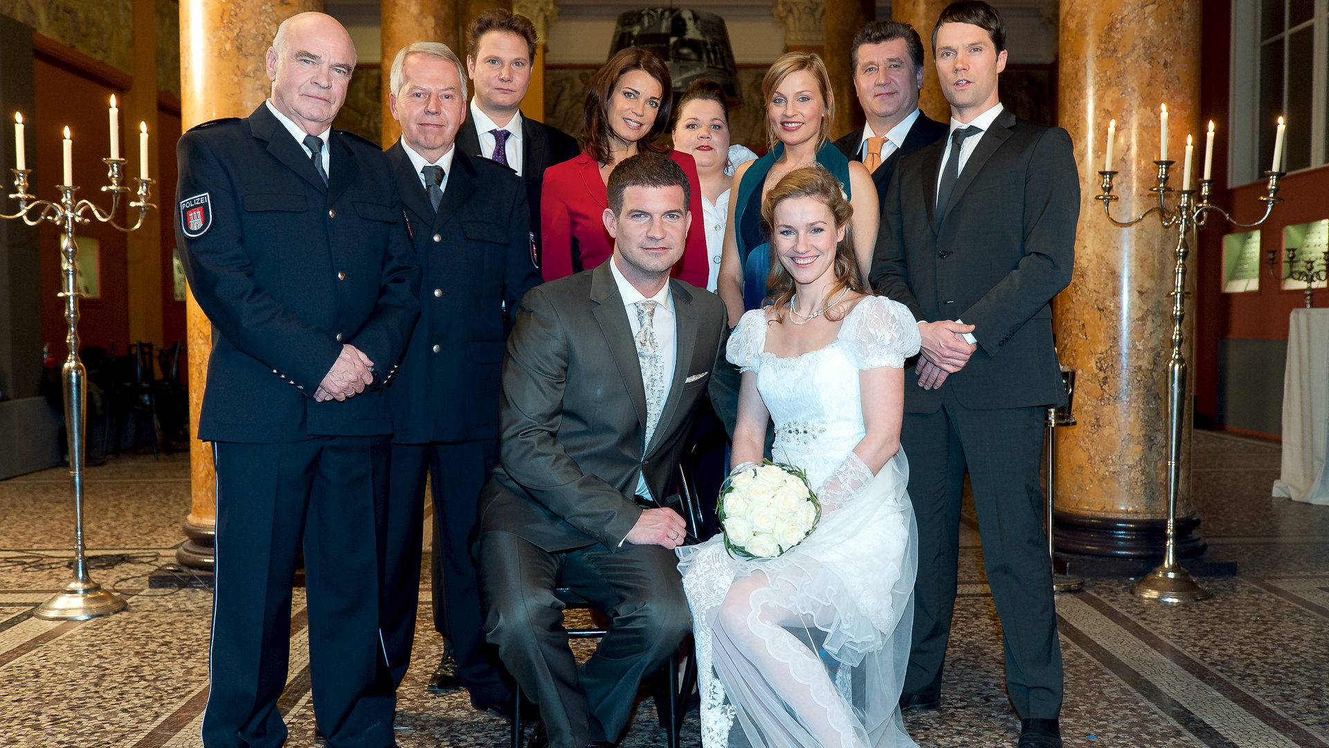 "Notruf Hafenkante - Am Ende alles auf Anfang": Gruppenaufnahme der Hochzeitsgesellschaft von Simon Böer und Rhea Harder mit Peer Jäger, Harald Maack, Fabian Harloff, Gerit Kling, Manuela Wisbeck, Sanna Englund, Bruno F. Apitz und Matthias Schloo.