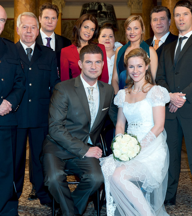 "Notruf Hafenkante - Am Ende alles auf Anfang": Gruppenaufnahme der Hochzeitsgesellschaft von Simon Böer und Rhea Harder mit Peer Jäger, Harald Maack, Fabian Harloff, Gerit Kling, Manuela Wisbeck, Sanna Englund, Bruno F. Apitz und Matthias Schloo.