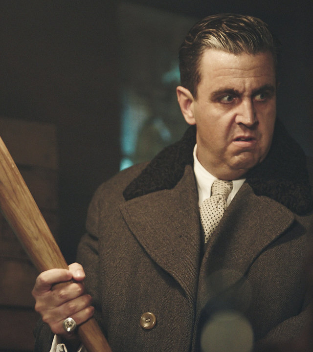 "Sketch History": Bastian Pastewka hat als Al Capone verkleidet einen Baseballschläger in der Hand und holt zum Schlag aus.