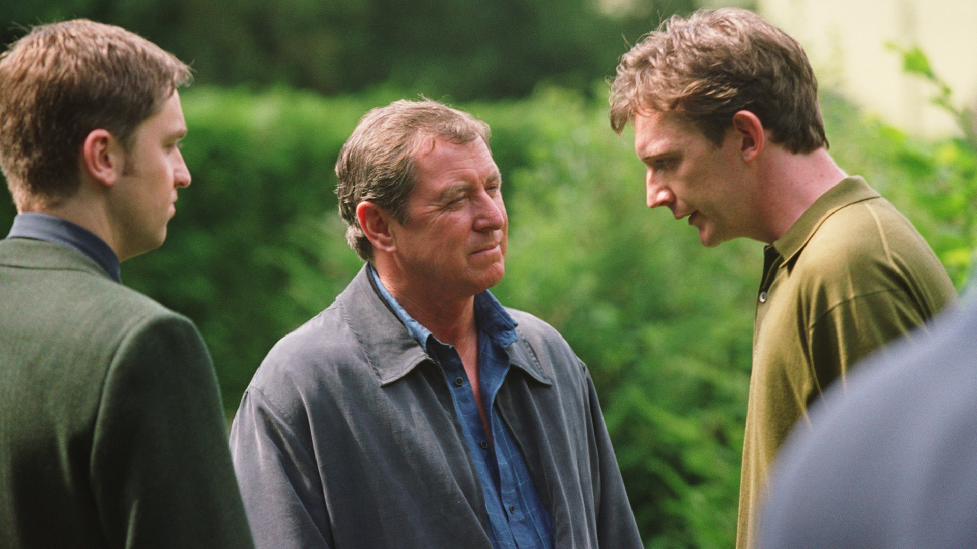 "Inspector Barnaby - Drei tote alte Damen": Barnaby (John Nettles) und sein Kollege Sergeant Troy (Daniel Casey) befragen den verdächtigen Autohändler Mungo Mortimer (Colin Tierney).