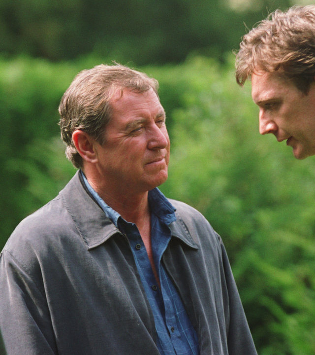 "Inspector Barnaby - Drei tote alte Damen": Barnaby (John Nettles) und sein Kollege Sergeant Troy (Daniel Casey) befragen den verdächtigen Autohändler Mungo Mortimer (Colin Tierney).