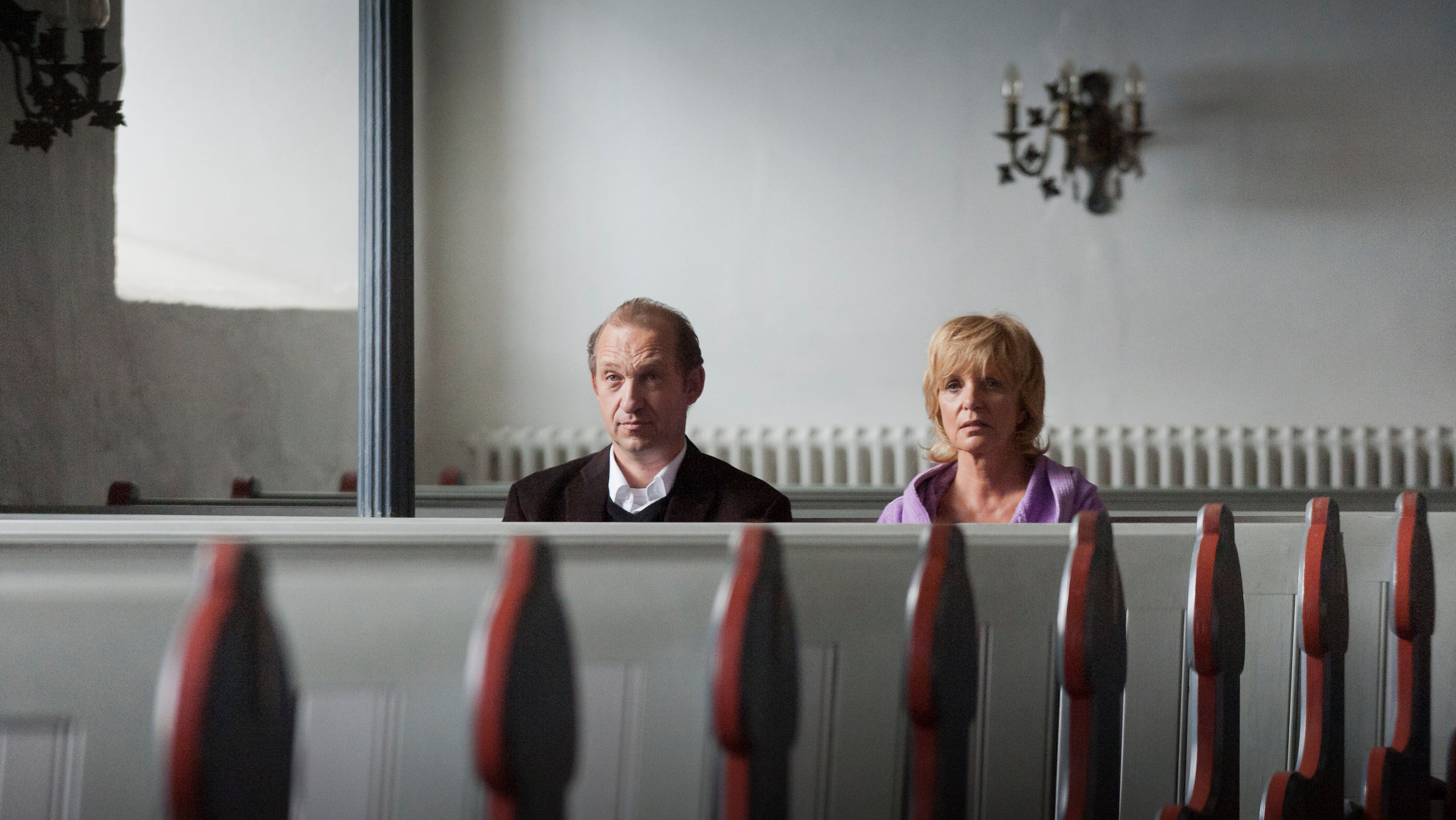 "Nägel mit Köppen": Pastor Hans-Uwe Petersen (Peter Heinrich Brix,) und Lebensgefährtin Petra Koslowski (Ulrike Kriener) sitzen nebeneinander in einer Kirchenbank.