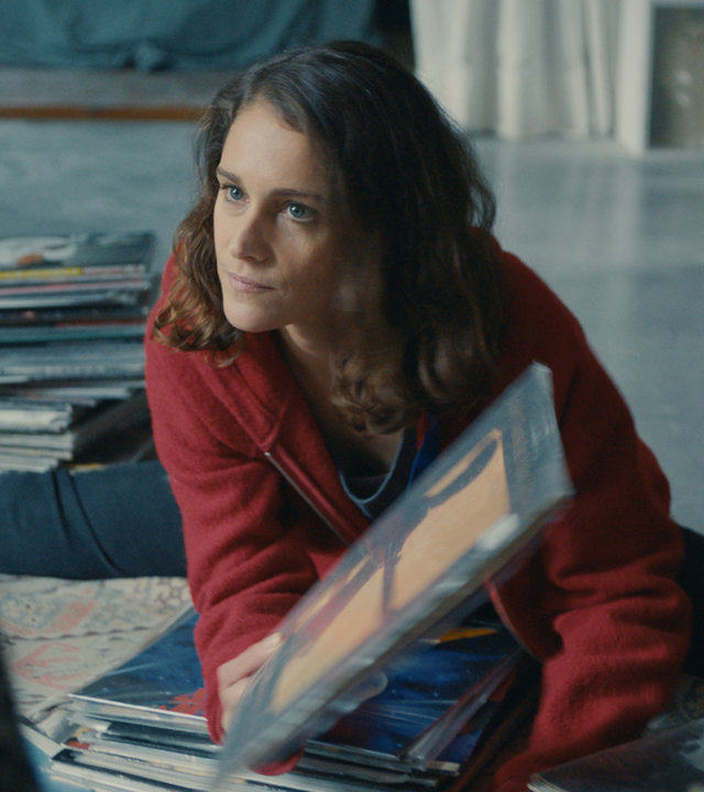 "L' Opéra - Dancing in Paris - Bitteres Wiedersehen": Zoé (Ariane Labed) sitzt auf dem Boden einer Wohnung und geht eine Sammlung von Schallplatten durch.
