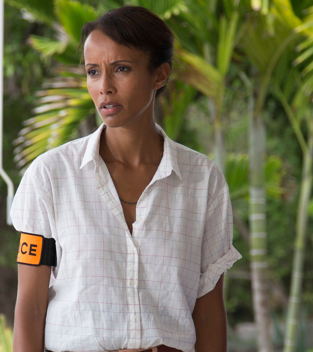 "Deadly Tropics - Mörderischer Retter:": Mélissa Sainte-Rose (Sonia Rolland) blickt konzentriert in die Ferne, während Gaëlle Crivelli (Béatrice de la Boulaye) neben ihr steht und ihrem Blick folgt.