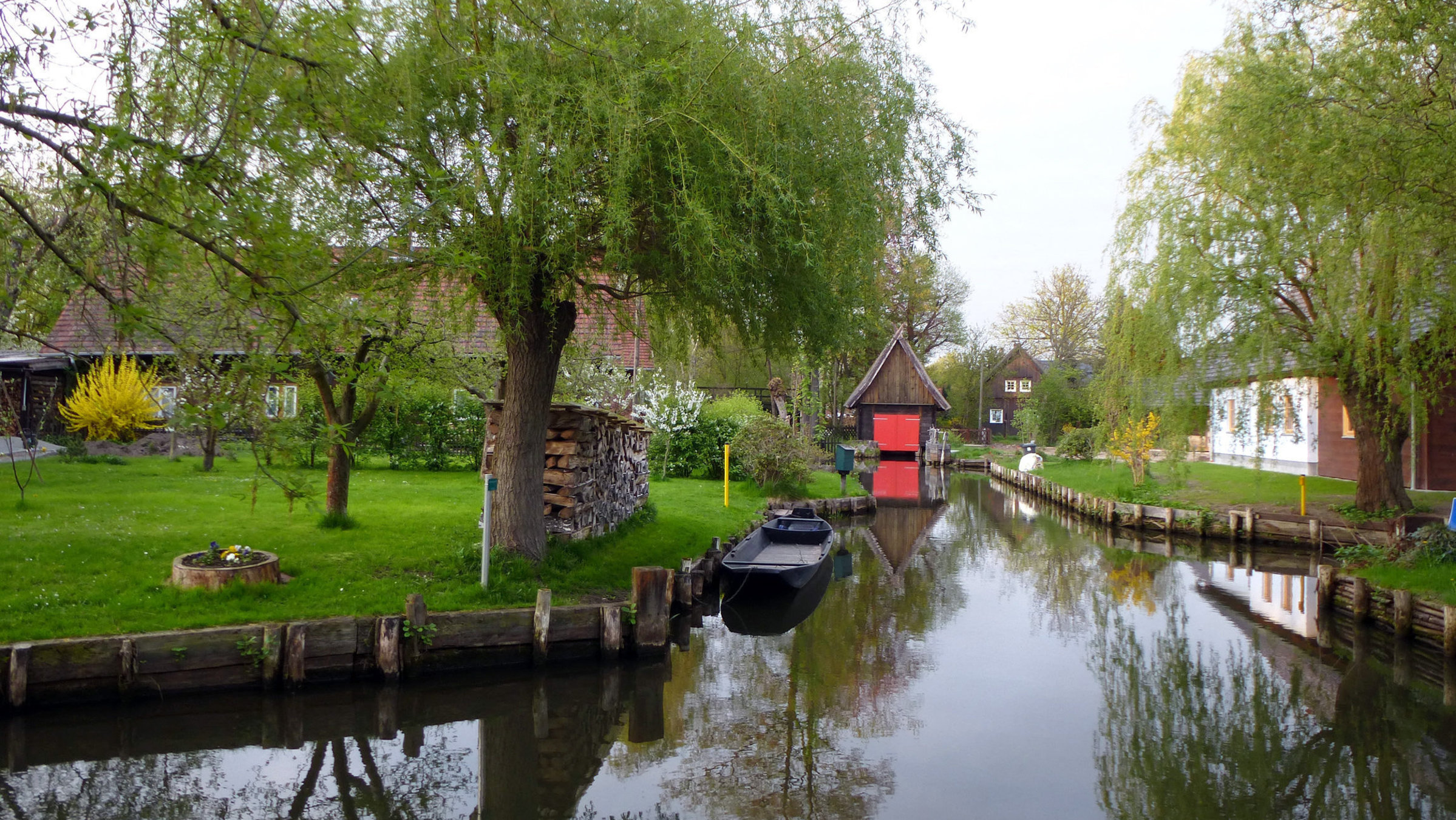 "Spreewald, da will ich hin!": Blick über das Wasser zu dem Spreewald-Dorf Lehde