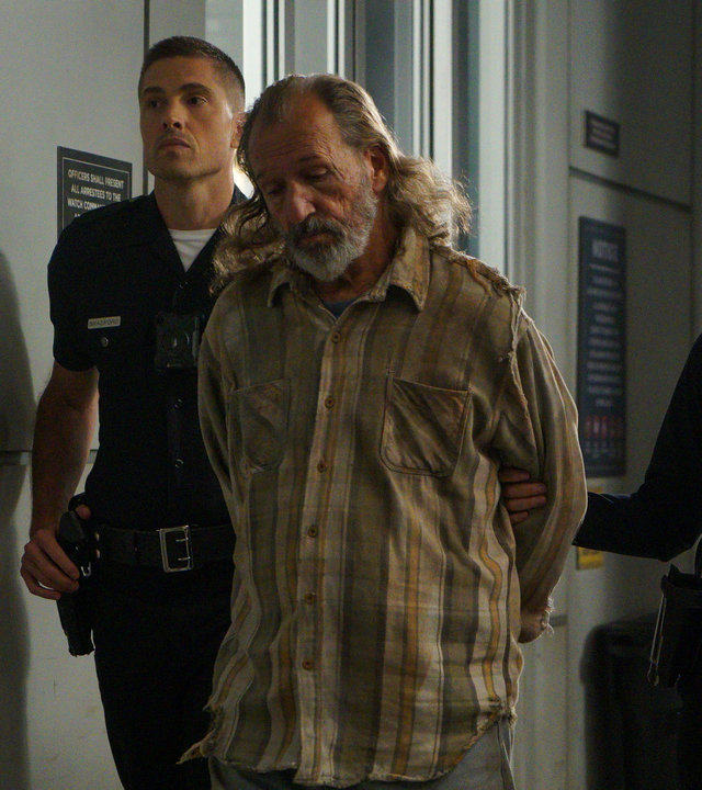 "The Rookie - Hollywood auf Streife": Tim Bradford (Eric Winter) und Lucy Chen (Melissa O'Neil) laufen einen Gang im Gefängnis entlang. In ihrer Mitte halten sie einen Straftäter fest.