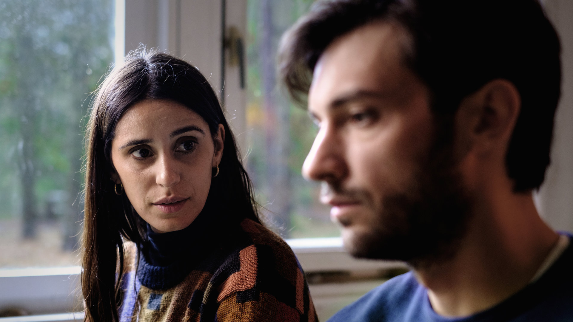 "Liebe. Jetzt! Christmas Edition - Die SMS": Aylin (Maryam Zaree) sieht ihren Freund Hakan (Dennis Didinger), der neben ihr sitzt, besorgt an. Hakan schaut bedrückt geradeaus.