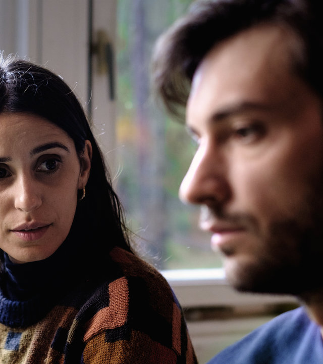 "Liebe. Jetzt! Christmas Edition - Die SMS": Aylin (Maryam Zaree) sieht ihren Freund Hakan (Dennis Didinger), der neben ihr sitzt, besorgt an. Hakan schaut bedrückt geradeaus.