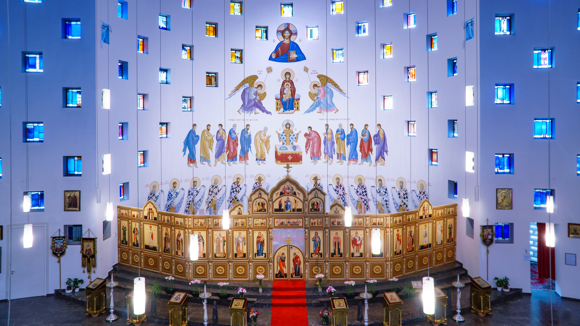 "Orthodoxer Gottesdienst - Meine Seele ist gelähmt": Blick auf die Ikonostase und den Altarraum. Bunte Fresken über der Ikonostase aus Holz, die mit Ikonen ausgestaltet ist.