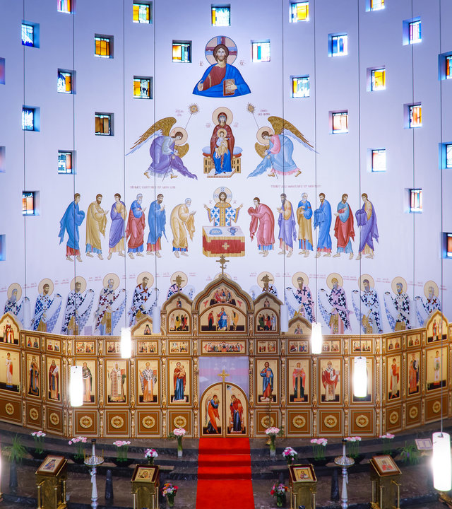 "Orthodoxer Gottesdienst - Meine Seele ist gelähmt": Blick auf die Ikonostase und den Altarraum. Bunte Fresken über der Ikonostase aus Holz, die mit Ikonen ausgestaltet ist.