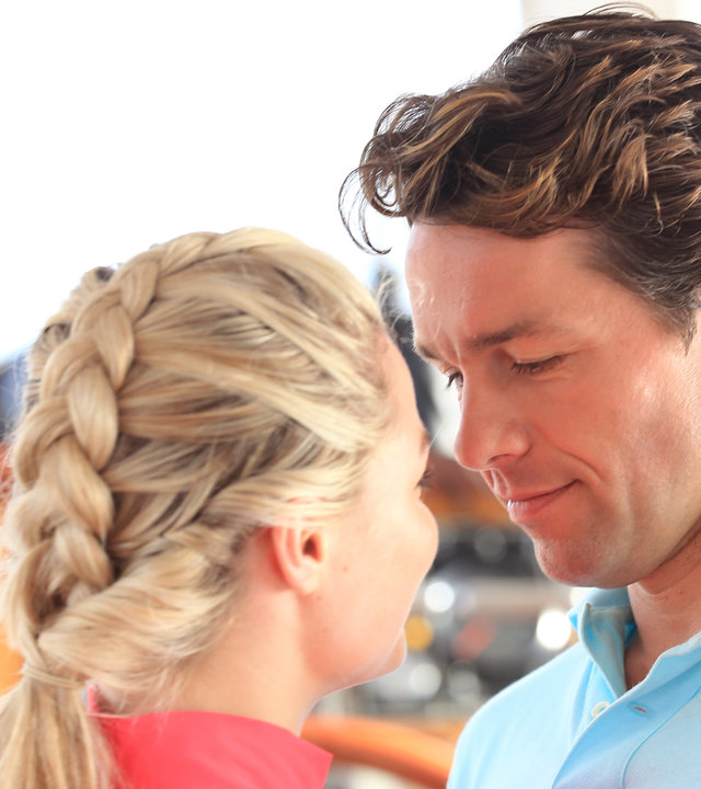 "Death in Paradise - Ein stummer Zeuge": Laura (Emma Rigby) und Dan (Julian Ovenden) stehen dicht beieinander und schauen sich tief in die Augen.