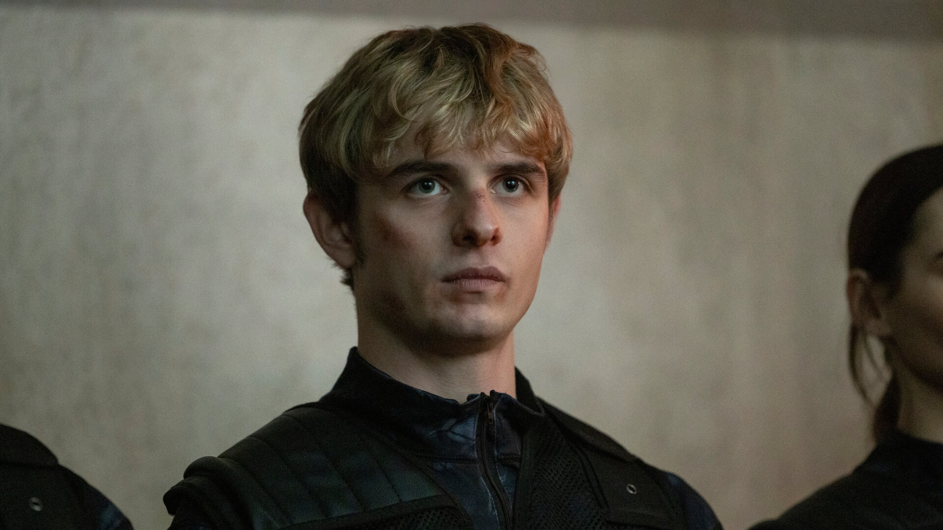 "Alex Rider - Rekrut": Alex (Otto Farrant) schaut entsetzt nach vorne.