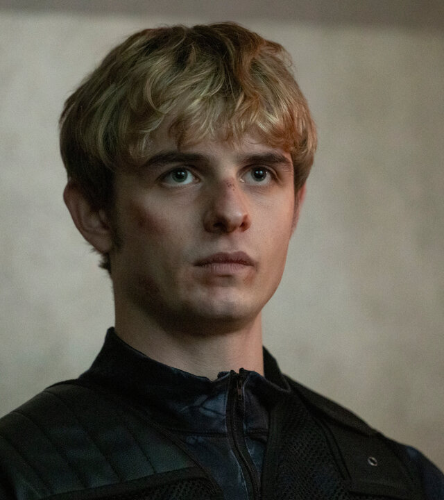 "Alex Rider - Rekrut": Alex (Otto Farrant) schaut entsetzt nach vorne.