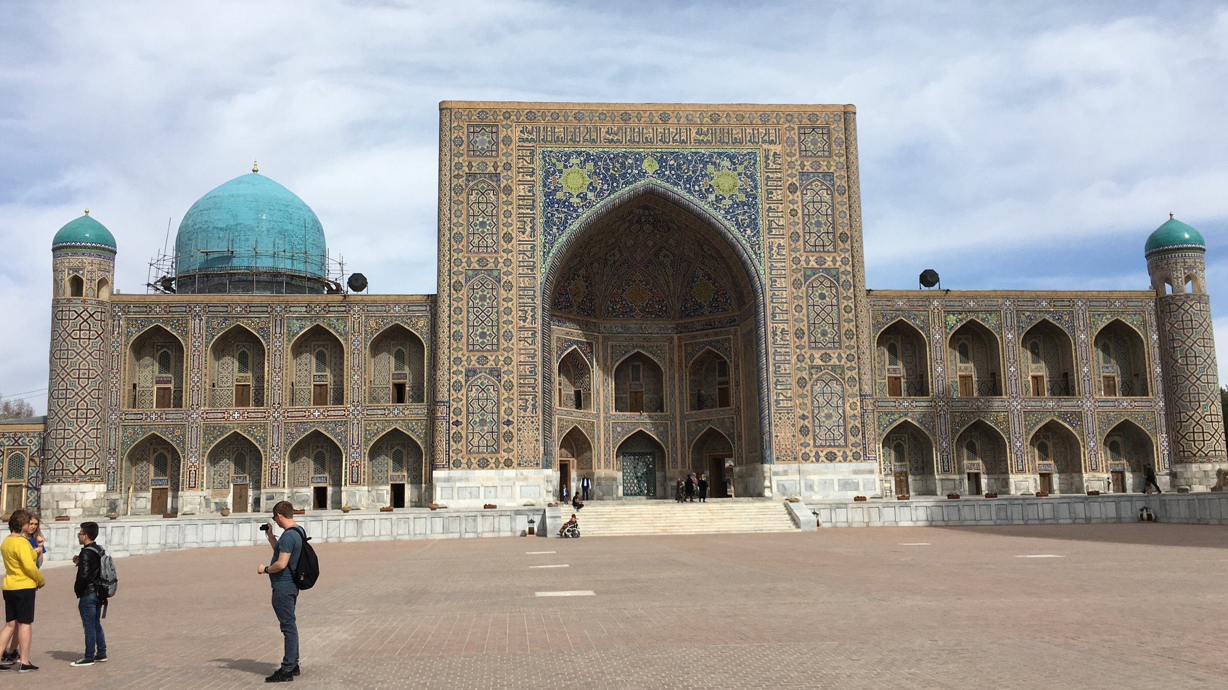 "Usbekistan - Zwischen Tradition und Moderne": Ein großer Palast, davor ein weiter Platz mit einigen wenigen Menschen.