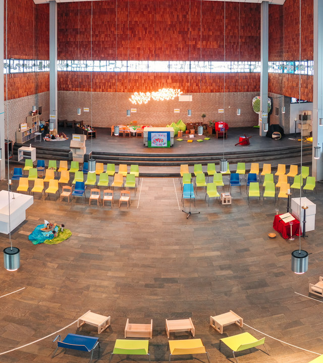 "Katholischer Gottesdienst - Was passiert mit unserer Welt?": Innenansicht und Altar der Kinderkirche in Köln-Porz.