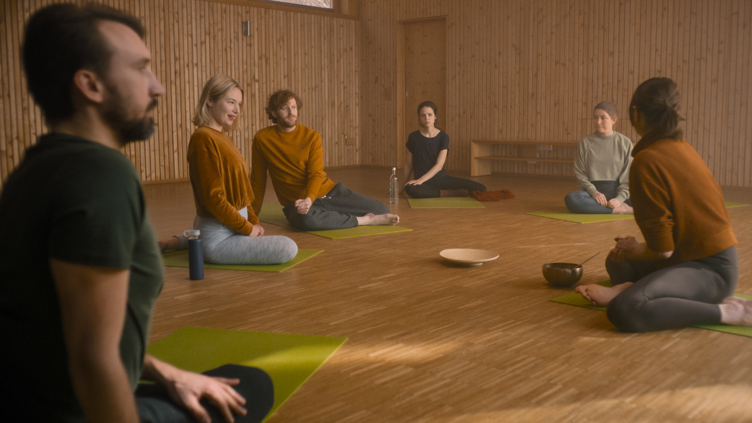 "Unter der Welle": Von links: Chris (Thomas Lettow), Sofia (Vanessa Eckart), Dave (Ben Reynolds), Louise (Sidonie von Krosigk), Emilia (Isabella Wolf) und Verena (Nicole Marischka).