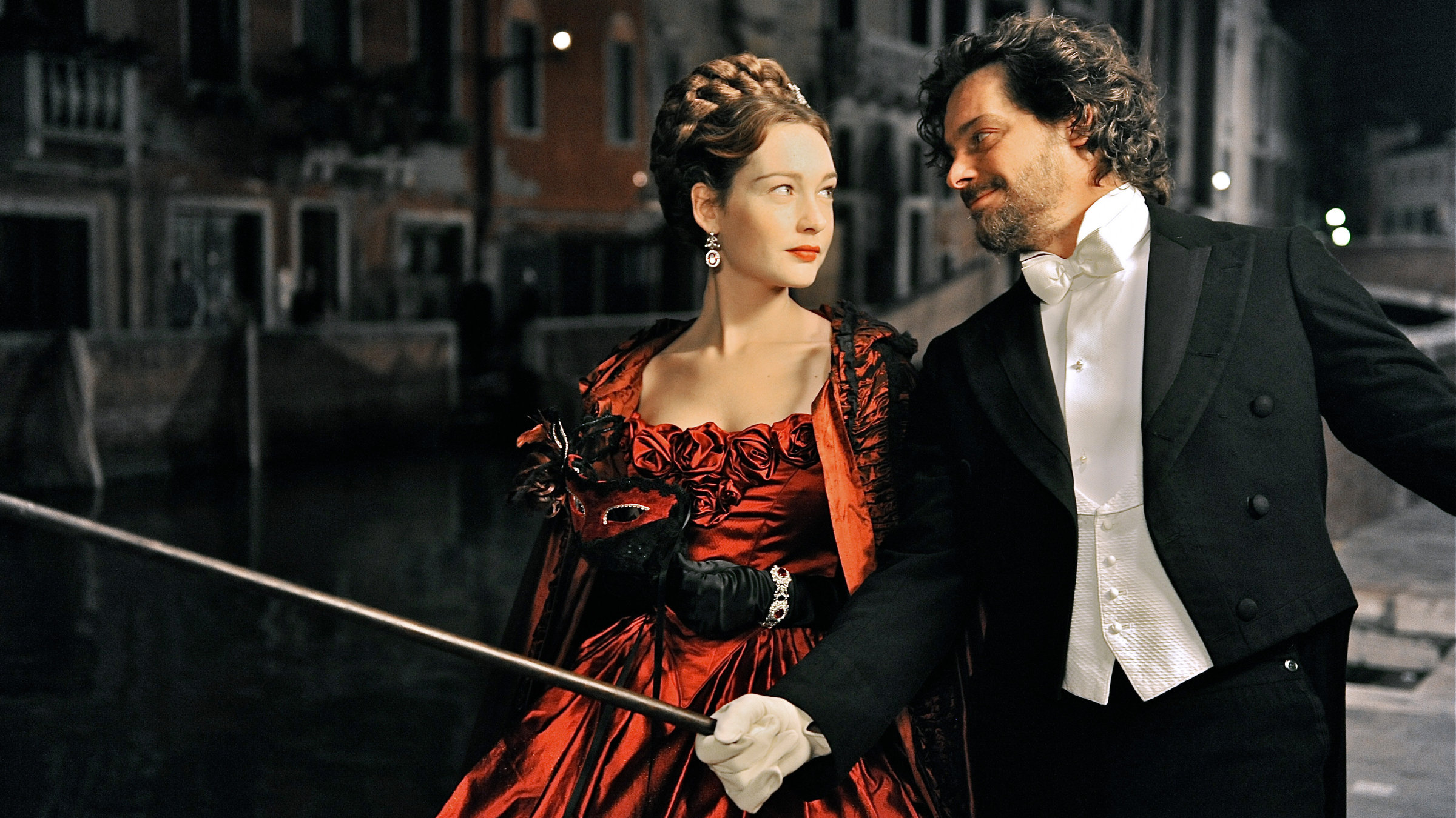 "Sisi (2/2)": Sisi (Cristiana Capotondi) steht neben dem  Graf Andrassi (Fritz Karl). Beide schauen sich erfreut an.