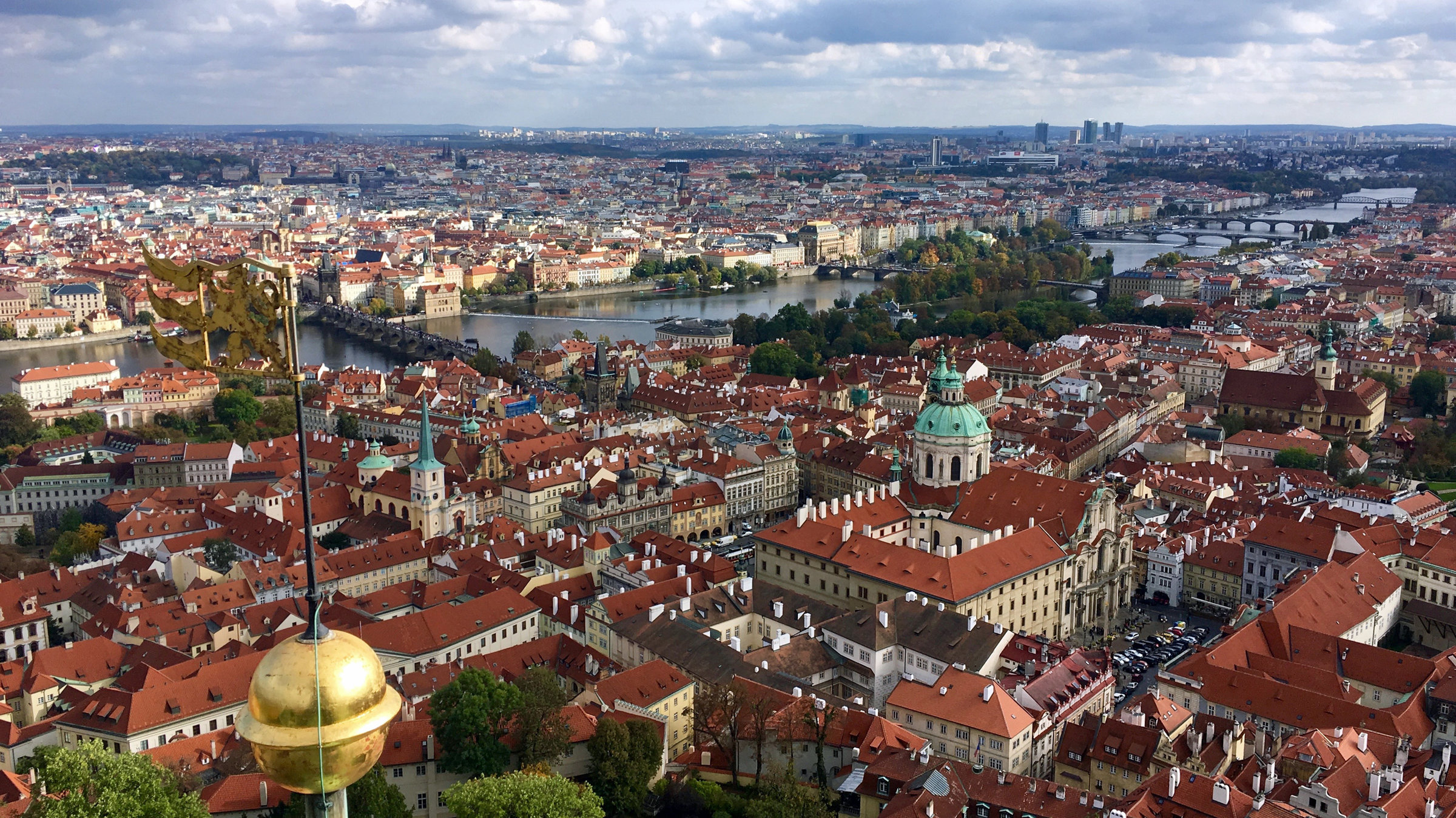 "Prächtiges Prag": Das Prager Stadtzentrum mit Moldau und Karlsbrücke. Blick von der Spitze des Veits-Doms.