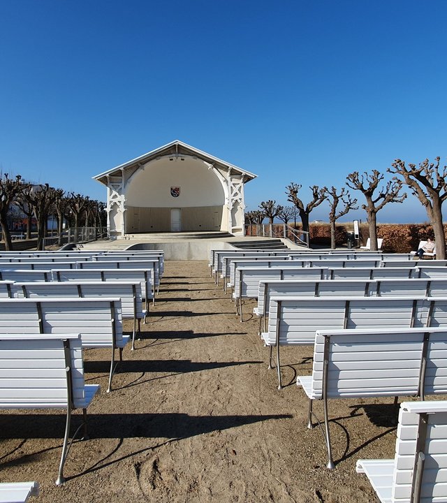 "Open-Air-Gottesdienst aus Ahlbeck - Reich beschenkt": Bankreihen an einer breiten Allee des Ostseebads Ahlbeck.
