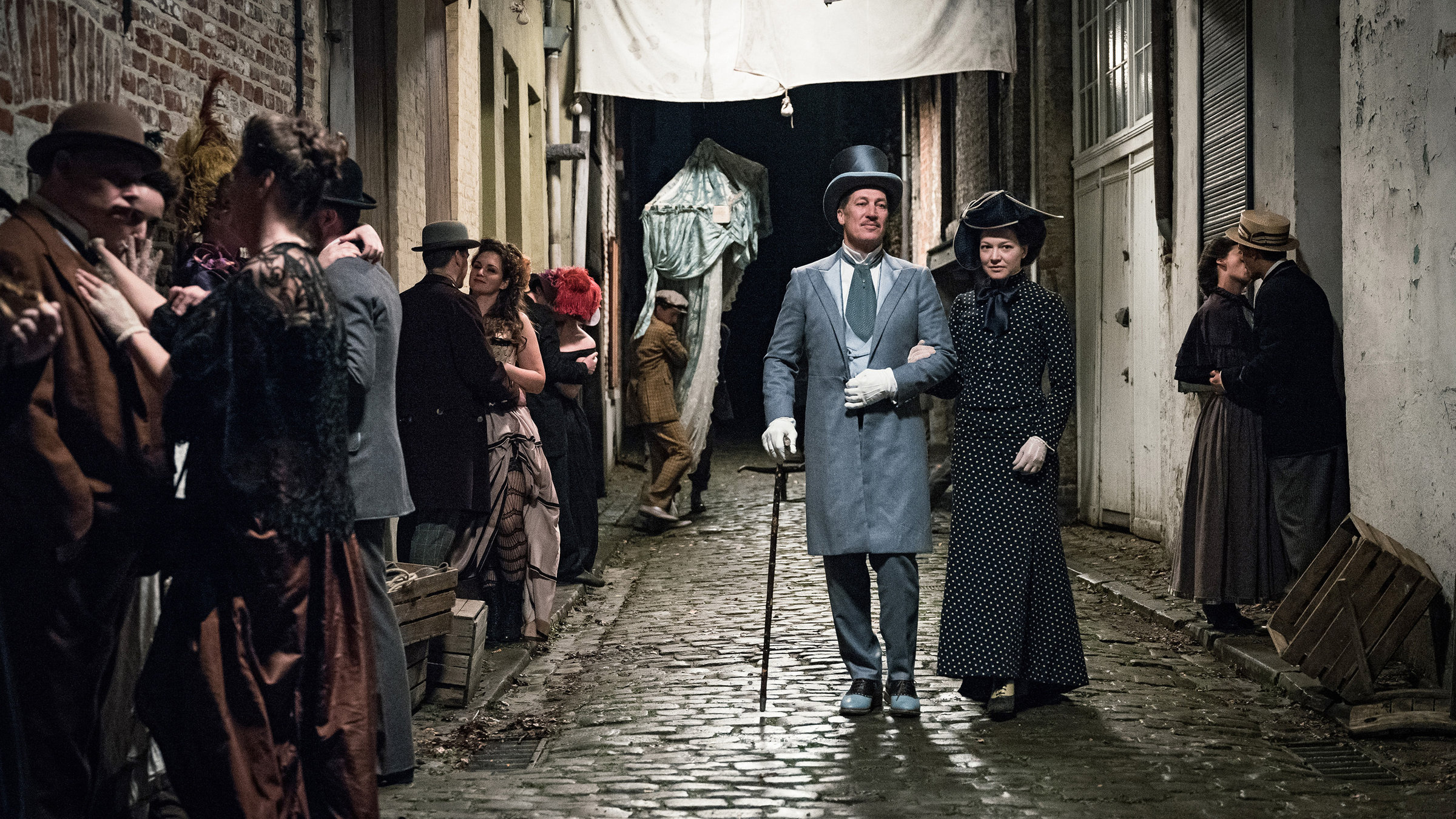 "Mackie Messer - Brechts Dreigroschenfilm": Macheath (Tobias Moretti) und Polly Peachum (Hannah Herzsprung) kommen sich in den Straßen Londons näher.