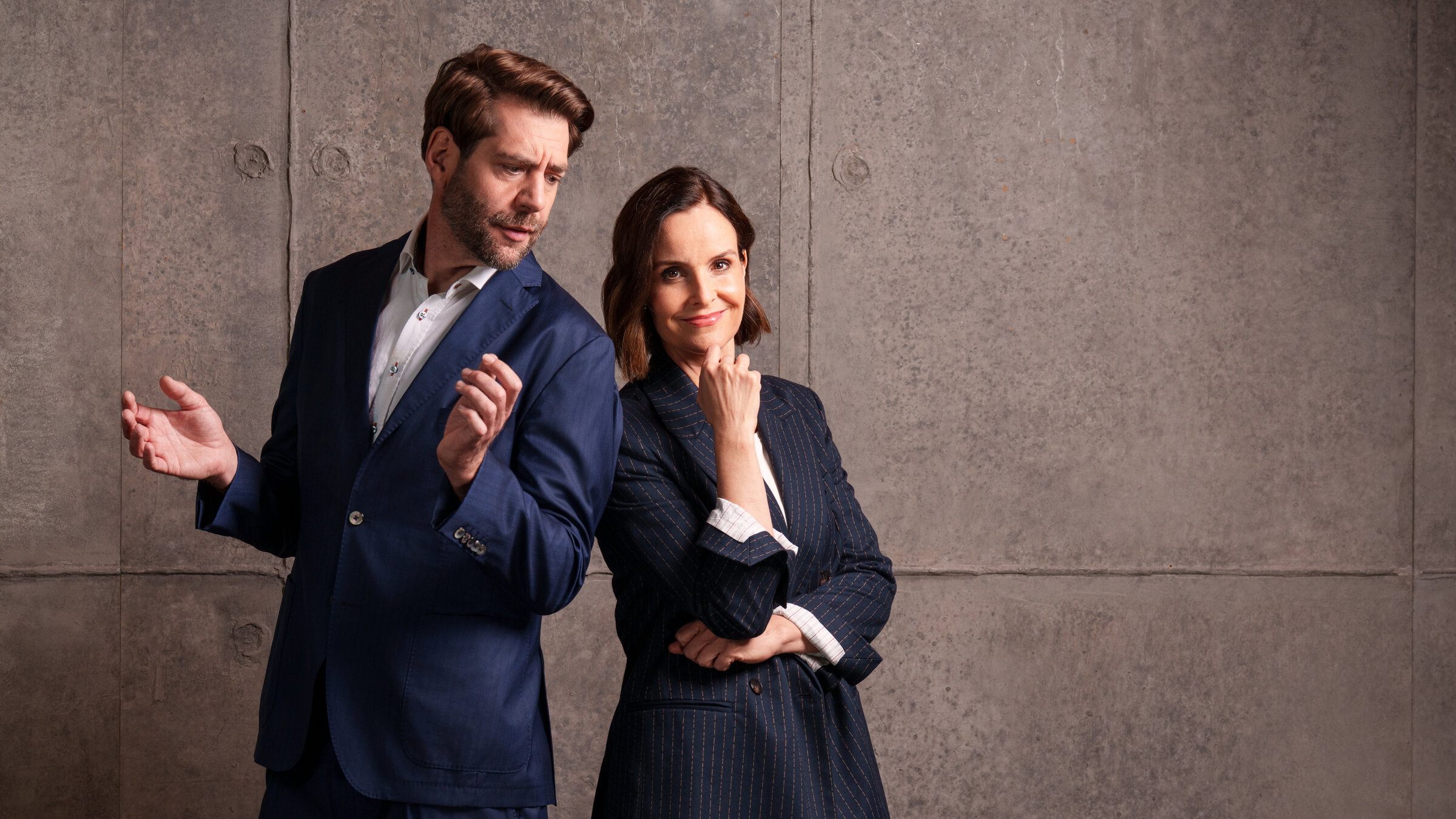 "Die Anstalt": Claus von Wagner und Maike Kühl stehen im Studio und schauen in die Kamera.