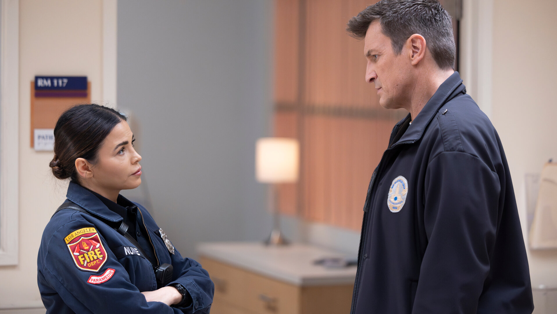 "The Rookie - Der Schwur": Bailey (Jenna Dewan) und John (Nathan Fillion) stehen sich im Flur eines Krankenhauses gegenüber und sehen sich nachdenklich an.
