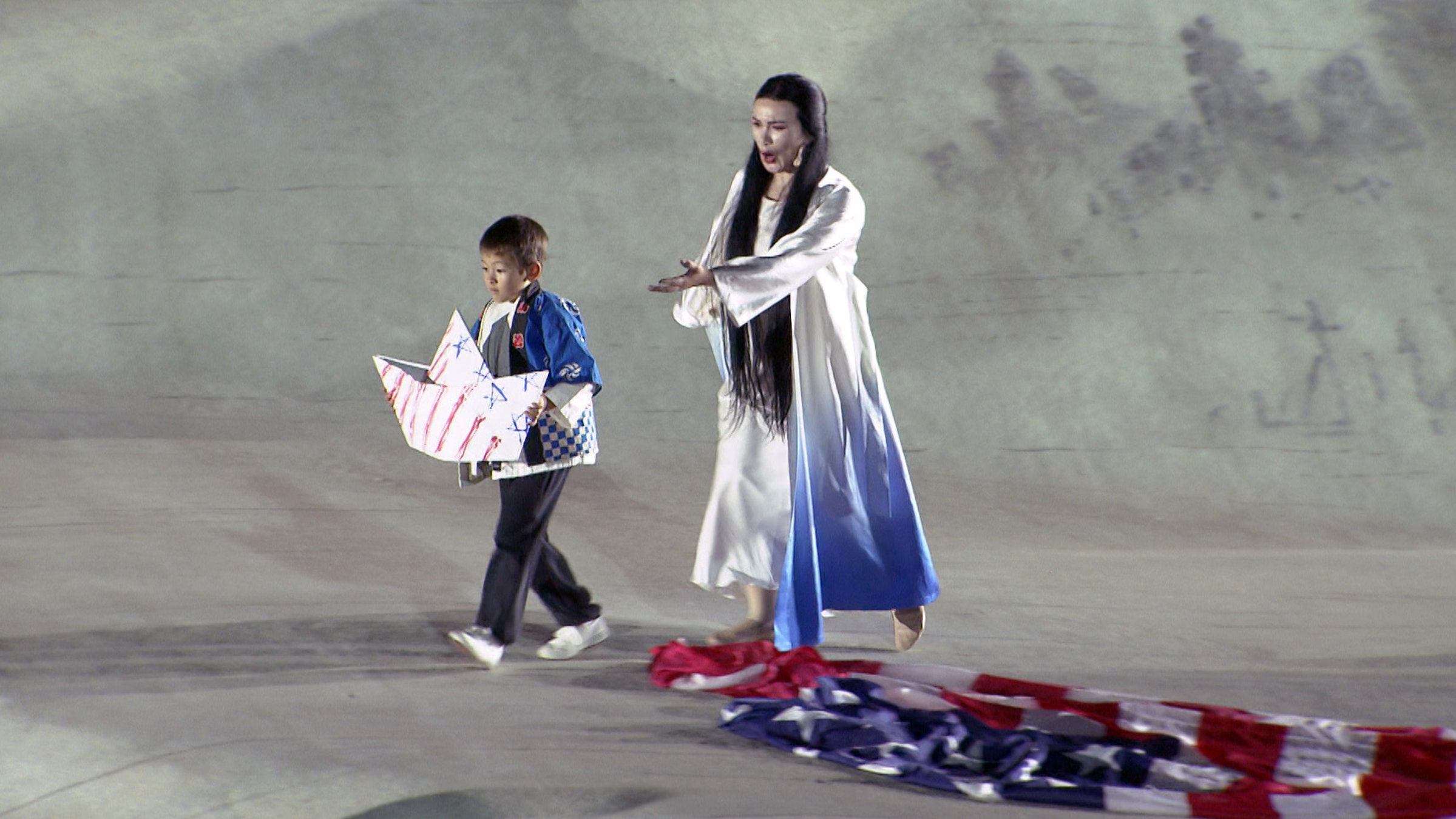 "Madame Butterfly - Grenzenlose Sehnsucht am Bodensee": Barno Ismatullaeva (Madame Butterfly) und Riku Seewald (das Kind).